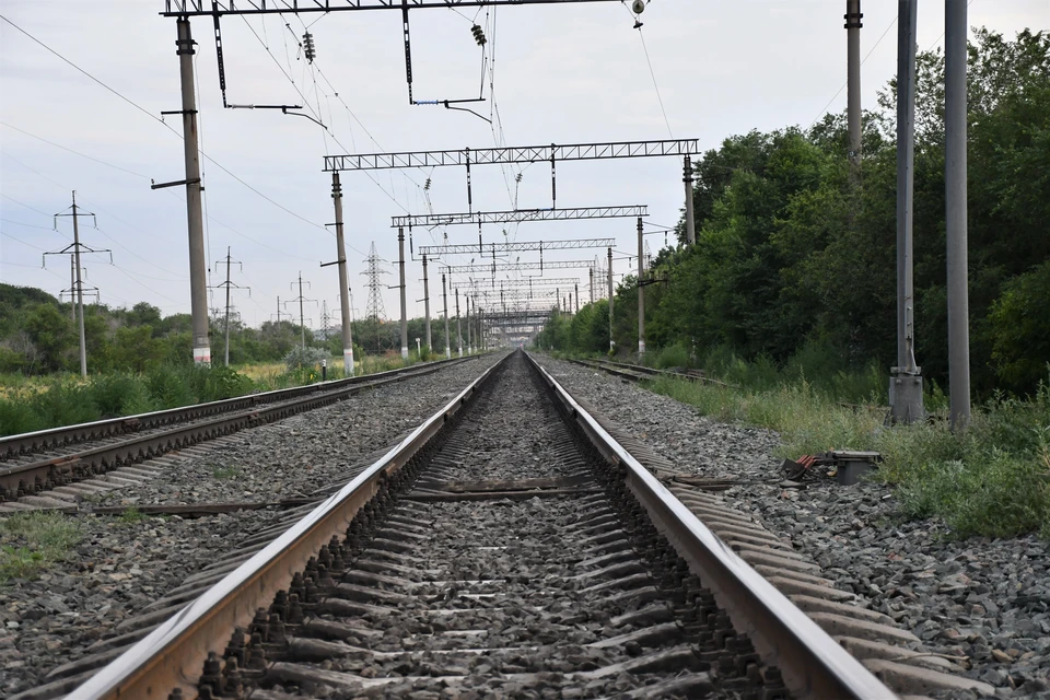 Вдоль железнодорожного пути вовремя не убирали мусор и сухую траву