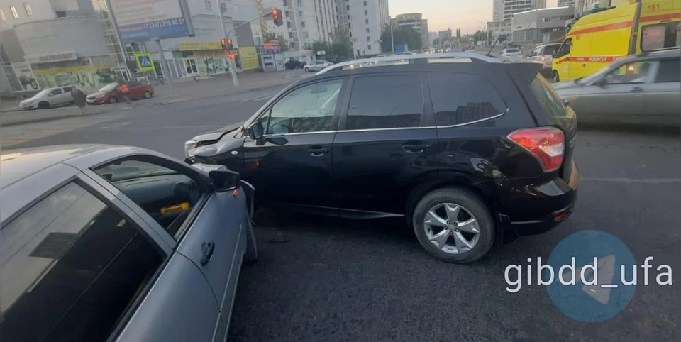 Парень за рулем «Лады Гранты» не уступил дорогу «Subaru Forester» при повороте и допустил столкновение.