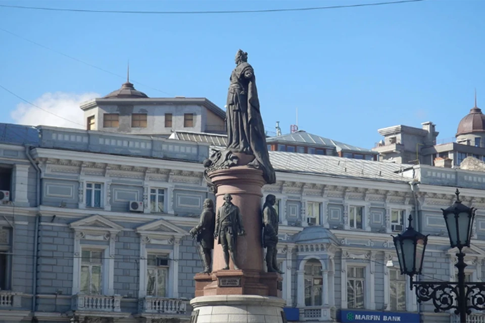 Мэр Одессы выступил против сноса памятника Екатерине II.