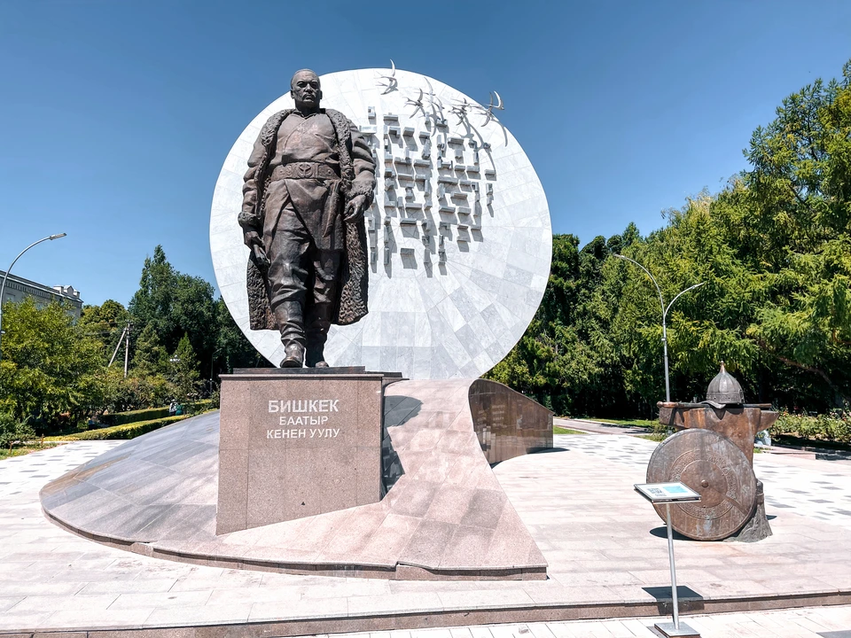 В центре столицы находится памятник Бишкек Баатыру.