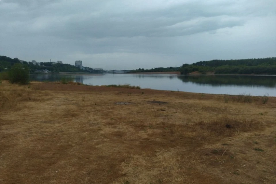 Мусор собирали на берегу в месте впадения Хлыновки в Вятку. Фото: kirovreg.ru