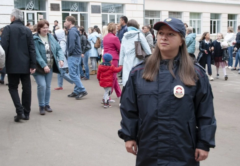 Во всех школах на линейках дежурят сотрудники полиции