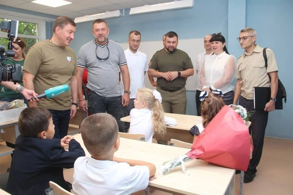 Андрей Турчак и Денис Пушилин пришли на открытие школы № 65. Фото: «Наш Мариуполь»