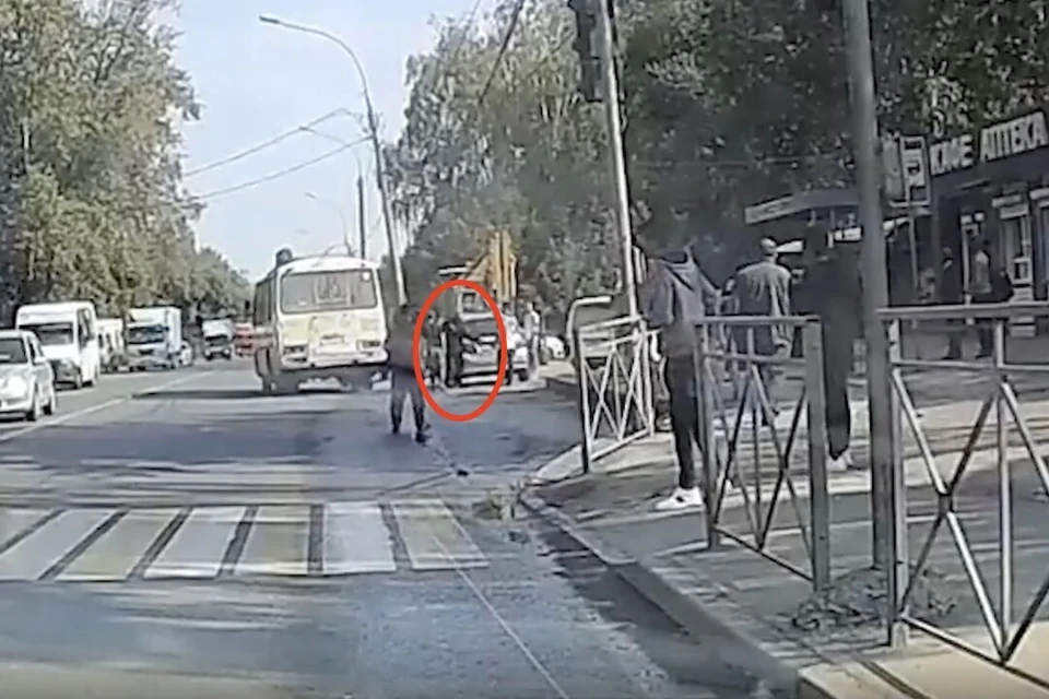 Мужчина разбил окно автобуса, который его не подождал. Фото: кадр из видео