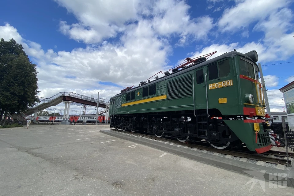 В электровозе НЭВЗ ВЛ61Д (Н-0-001) находился ртутный трансформатор: 126 кг ртути размещались в стеклянных колбах. Для здоровья железнодорожников это было очень опасно.