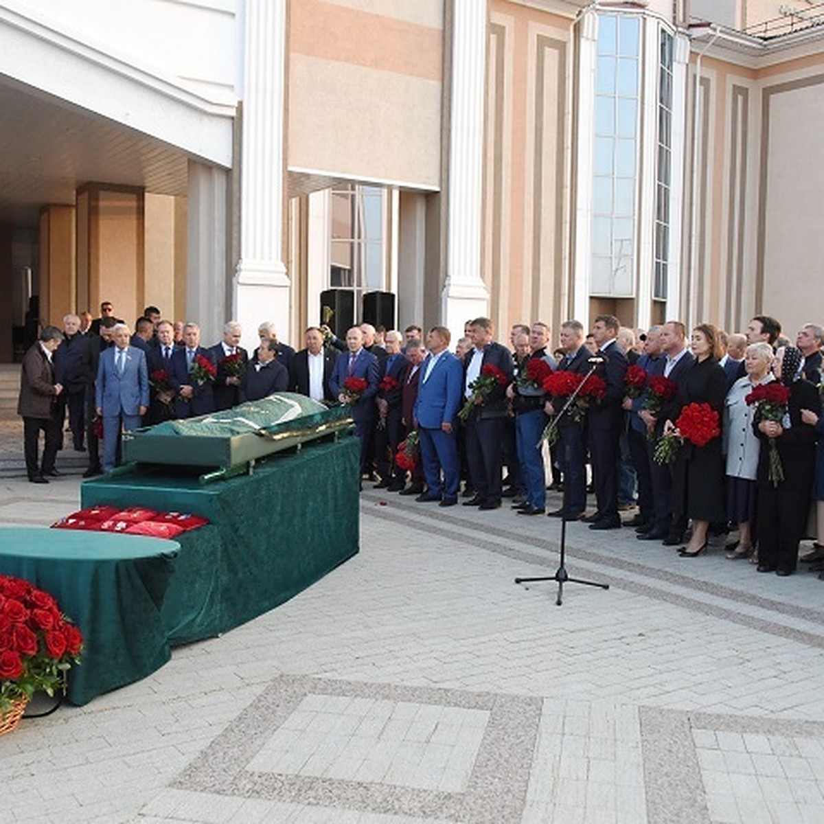 Погибшего в Москве председателя совета директоров «Лукойла» Равиля Маганова  похоронили в Альметьевске - KP.RU