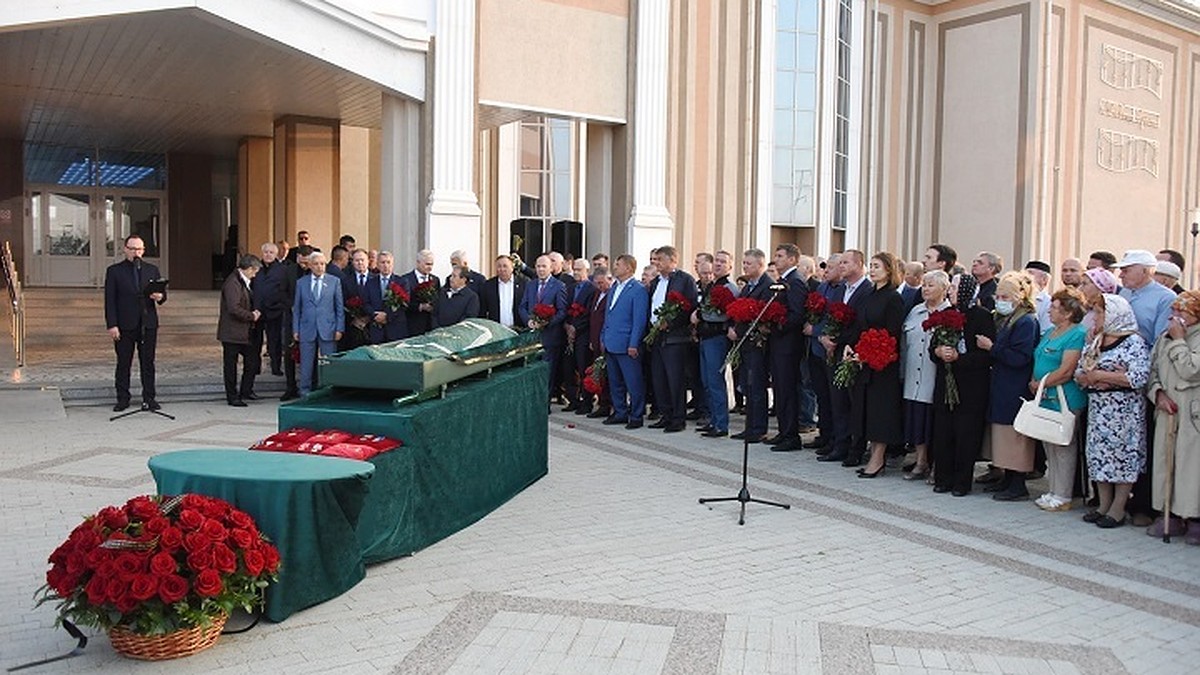 Погибшего в Москве председателя совета директоров «Лукойла» Равиля Маганова  похоронили в Альметьевске - KP.RU