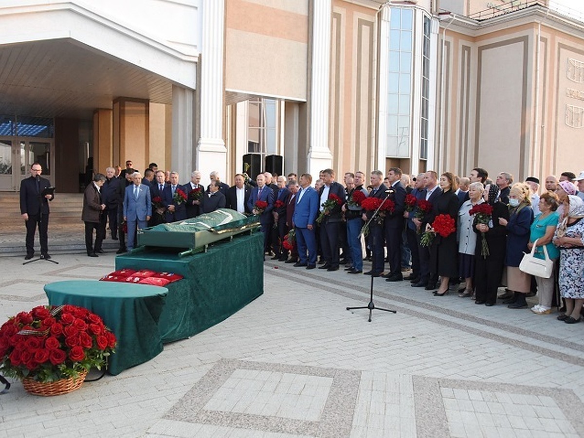 Погибшего в Москве председателя совета директоров «Лукойла» Равиля Маганова  похоронили в Альметьевске - KP.RU