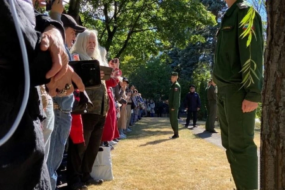 Православный священник провел панихиду на кладбище над гробом Горбачева