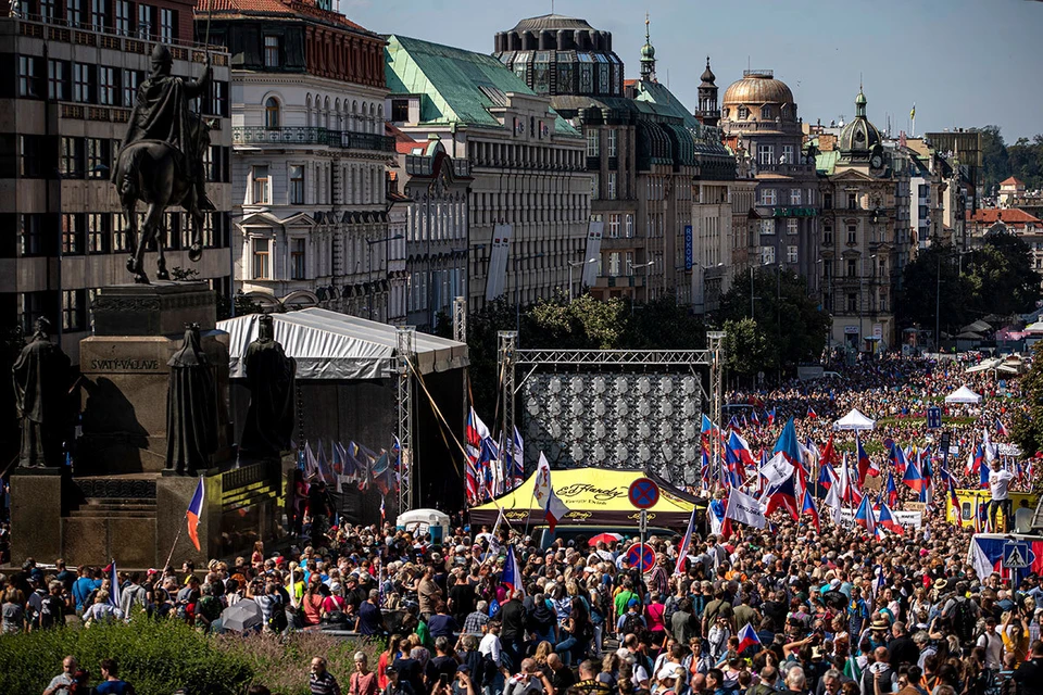 на центральной Вацлавской площади чешской столицы прошла многотысячная манифестация. Фото: MARTIN DIVISEK
