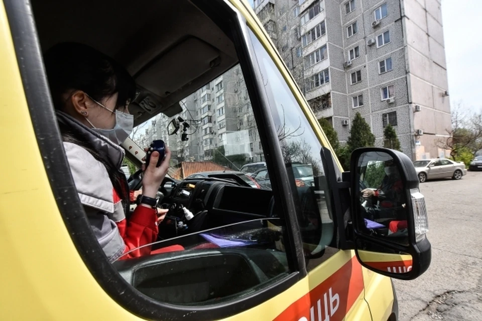 Мужчина умер около торгового центра на Бору
