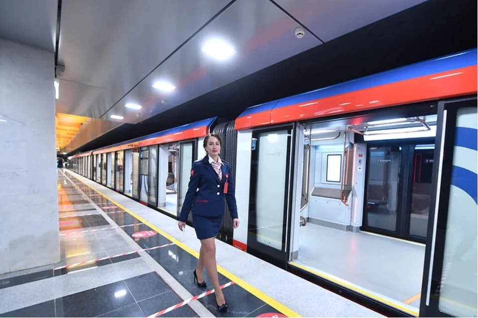 На зеленой ветке запустили новые поезда. Новое метро. Поезд метро. Современные поезда. Метро Москвы.