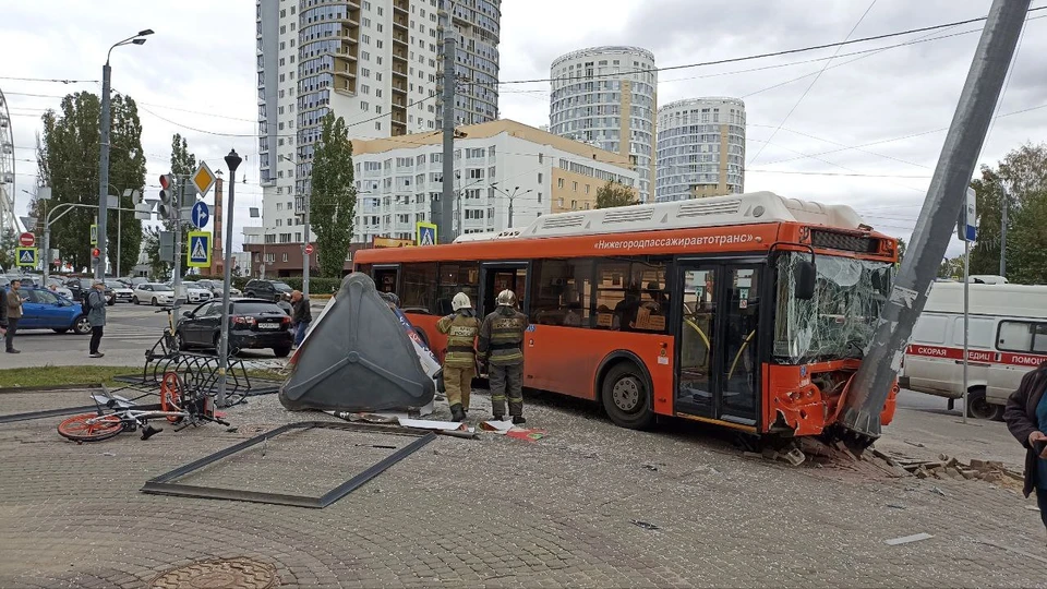 Автобус вылетел на тротуар и снес фонарный столб. Фото: ЦОДД.