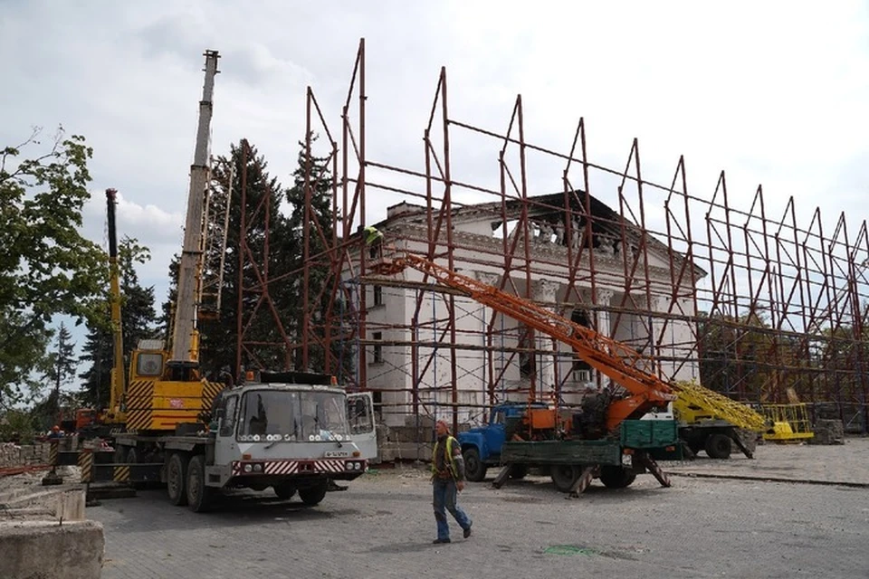 Российские строители наваривают массивную металлоконструкцию, на которую установят стальные листы