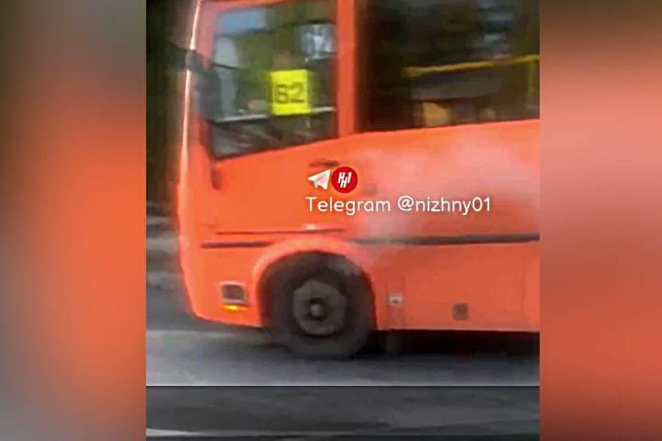 Колесо загорелось у маршрутки во время движения в Нижнем Новгороде 9 сентября ФОТО: принтскрин видео в телеграм-канале "Нижний №1"
