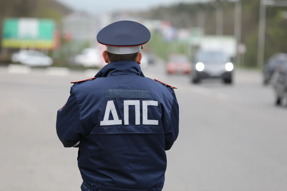 Мужчину тормознули сотрудники ДПС, заподозрив в пьяном вождении.