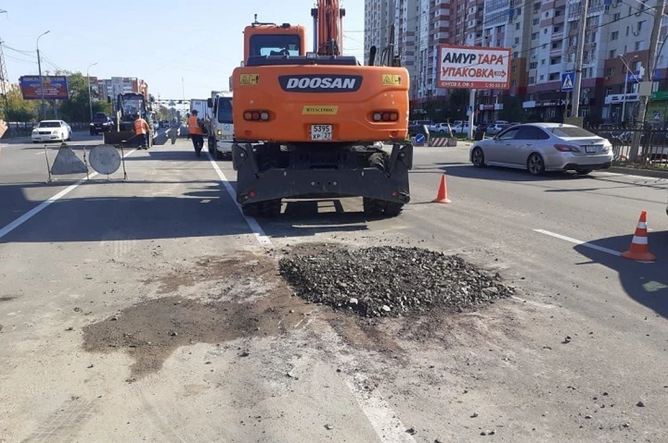 Дорожники засыпали яму на улице Павла Морозова в Хабаровске