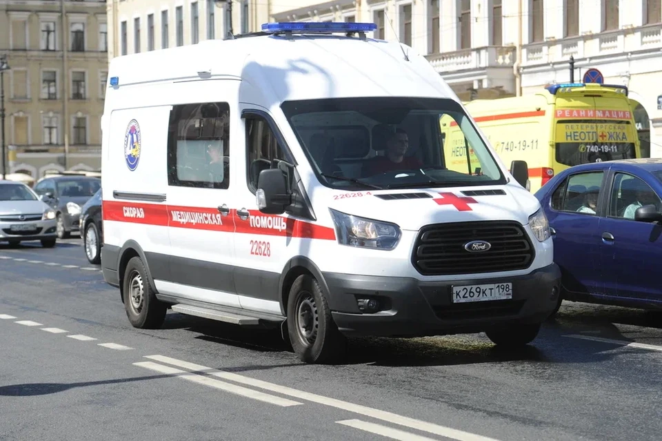 Скутер сбил мужчину на тротуаре в Петроградском районе Петербурга.