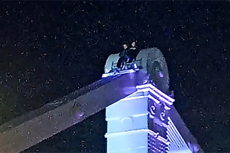 Вечером 10 сентября на Крымский мост в Москве забрались двое парней.