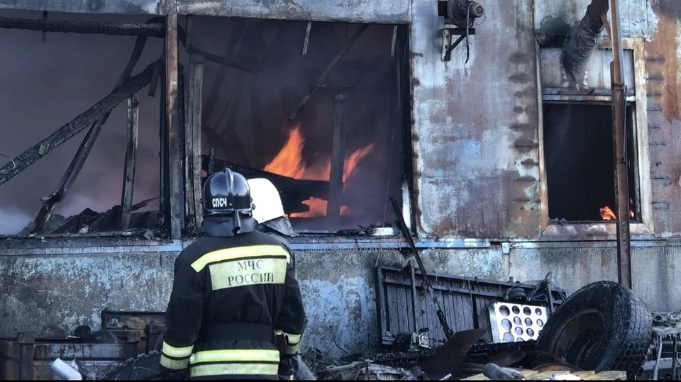 Троих детей пожарные вывели из вспыхнувшей пятиэтажки в Хабаровске