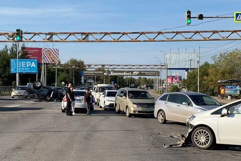 Тачка в хлам, позвоночник в труху: мужчина из Хабаровска может больше не стать на ноги после жуткого ДТП