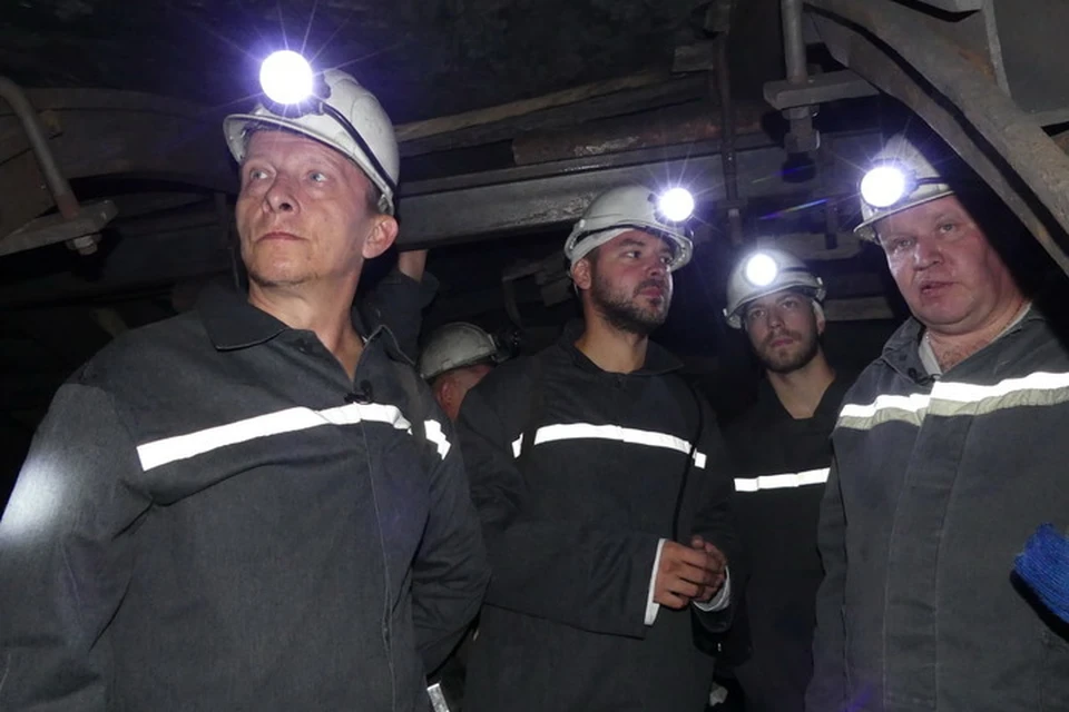 Вместе директором шахты Евгением Бабичем (справа) спустился в горные выработки. Фото: МинТЭК ДНР