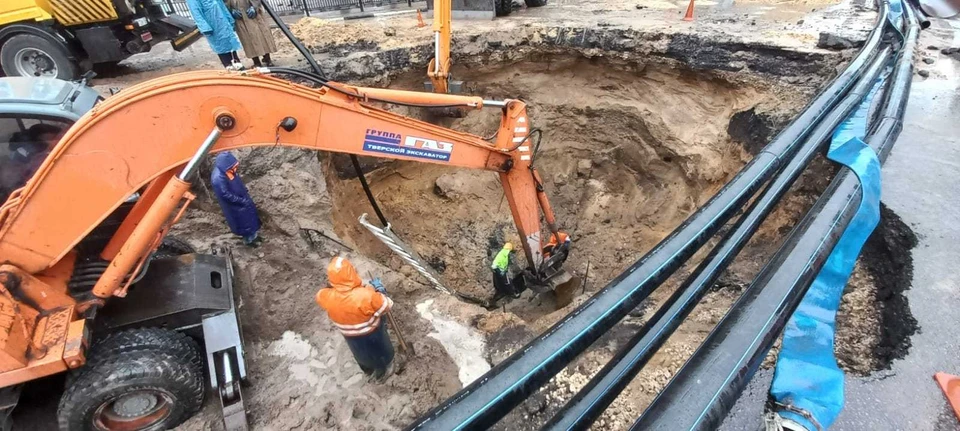 Коммунальщики разрыли половину Московского проспекта, чтобы добраться до разрыва трубы. фото Воронежского водоканала