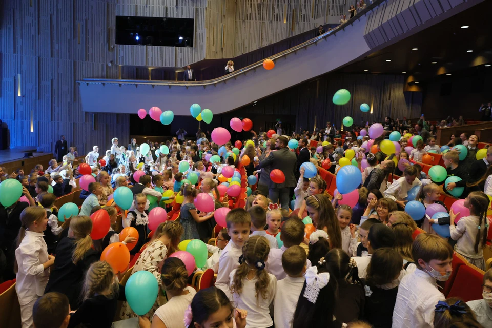 Дети и их родители пришли на праздничный концерт. Фото: пресс-служба администрации Красноярска