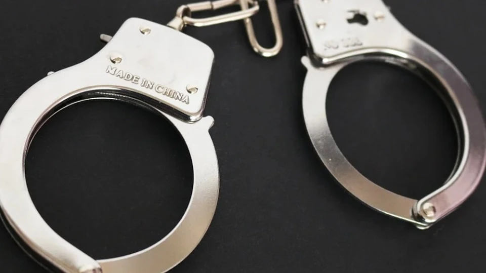 Трое астраханцев обвиняются в неправомерном обороте средств платежей