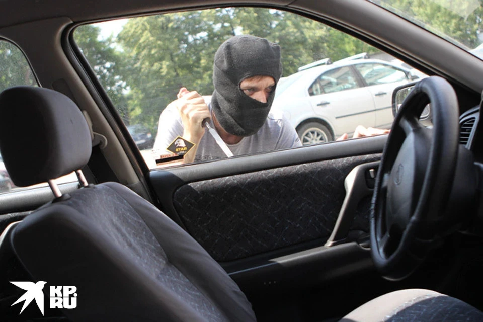 В Твери мужчины угнали два авто общей стоимостью более 4 млн рублей.