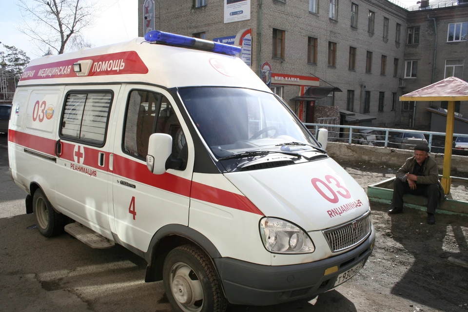 Бийск помощь. Машина скорой. Машина скорой медицинской помощи. Медики скорой помощи. Авто медицина.