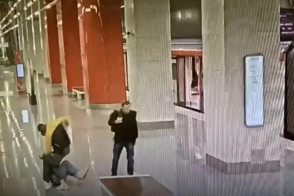 Неадекват набросился на подростка в вагоне, а затем вышел за ним на станции