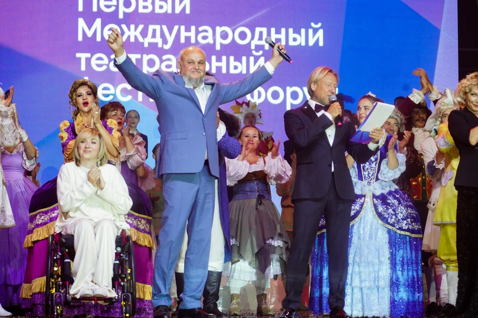 С открытием театрального фестиваля-форума «Сверкающие грани театра» его участников поздравил губернатор Кузбасса Сергей Цивилев. Ведущим церемонии стал народный артист России Дмитрий Харатьян. Фото: пресс-служба правительства Кузбасса