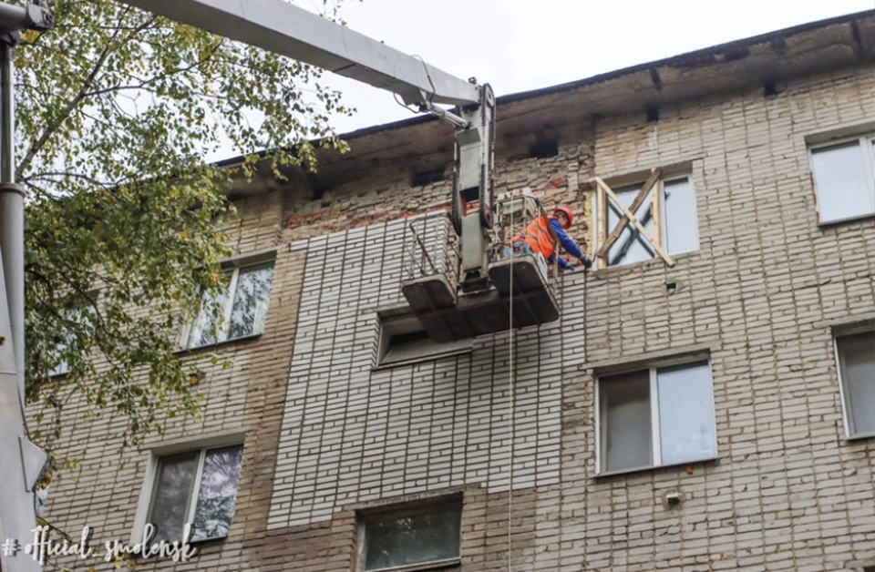 В Смоленске ремонтируют разрушенную часть фасада жилого дома на улице Соколовского. Фото: пресс-служба администрации города.