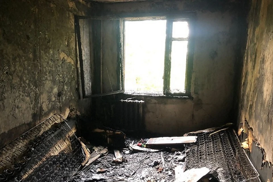 Во время пожара этажом выше работала бригада слесарей. Фото: СУ СКР по Свердловской области