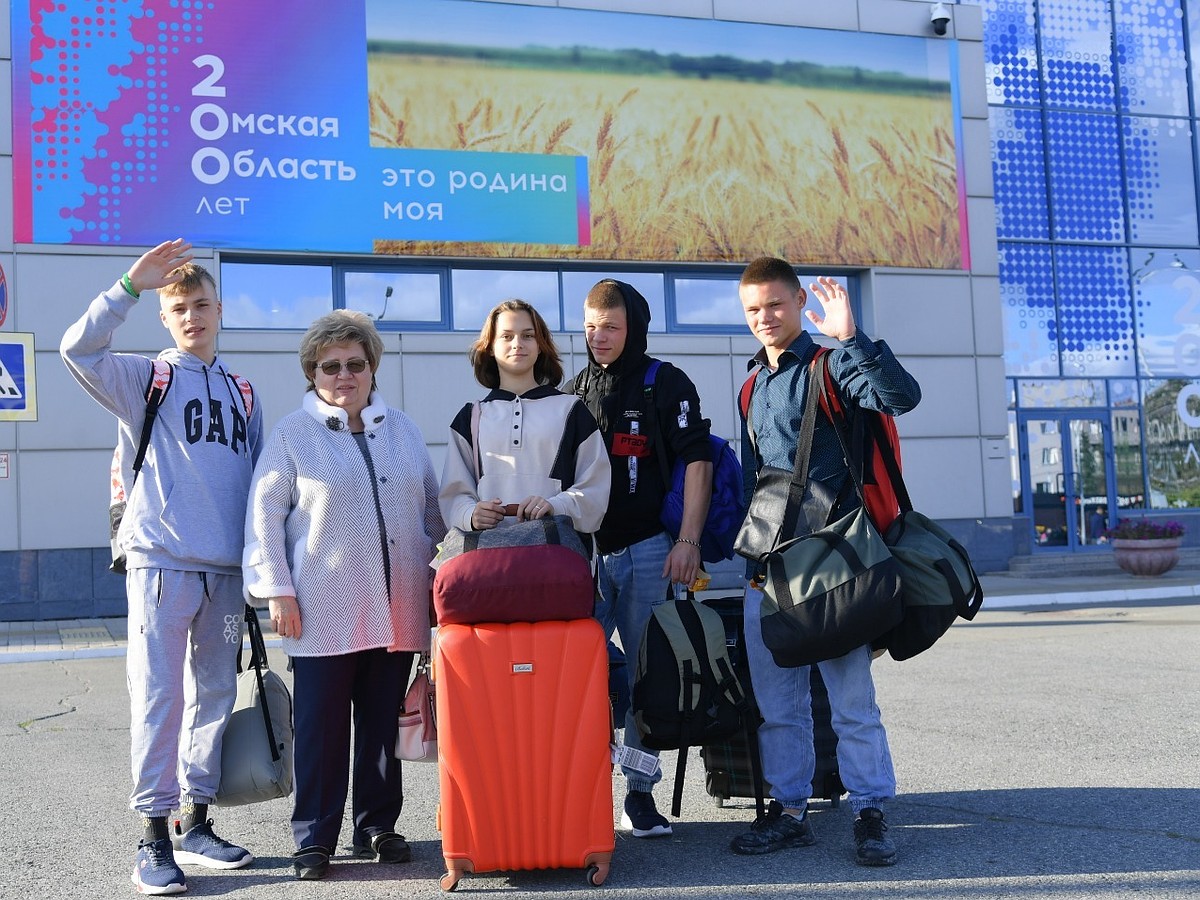 Семьи из Омска взяли на воспитание 17 детей-сирот из Донецкой народной  республики - KP.RU