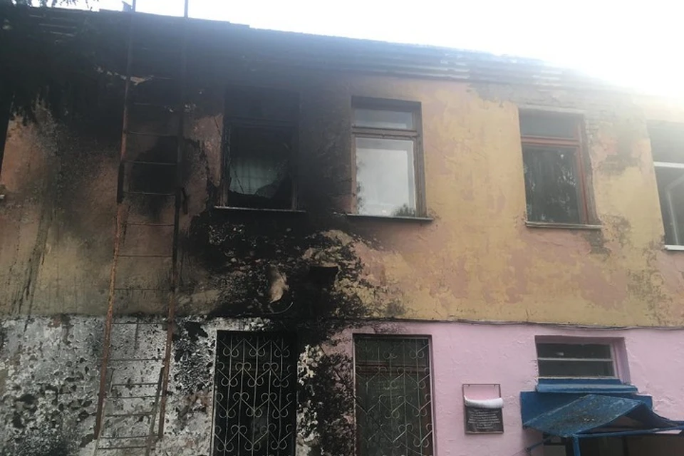 Возгорание произошло во время проведения сварочных работ на крыше дошкольного учреждения.
