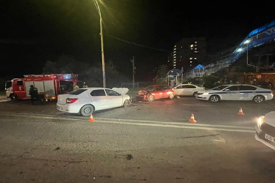 В массовой аварии в Ростове пострадали два человека. Фото: ГИБДД по РО.