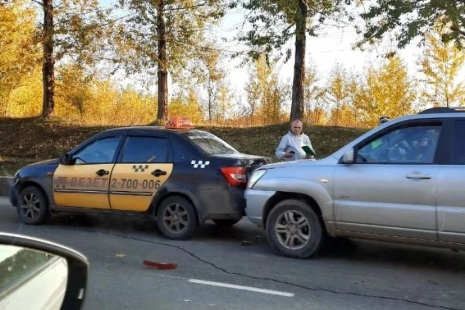 В устроенном лихачом ДТП, столкнулись три авто.