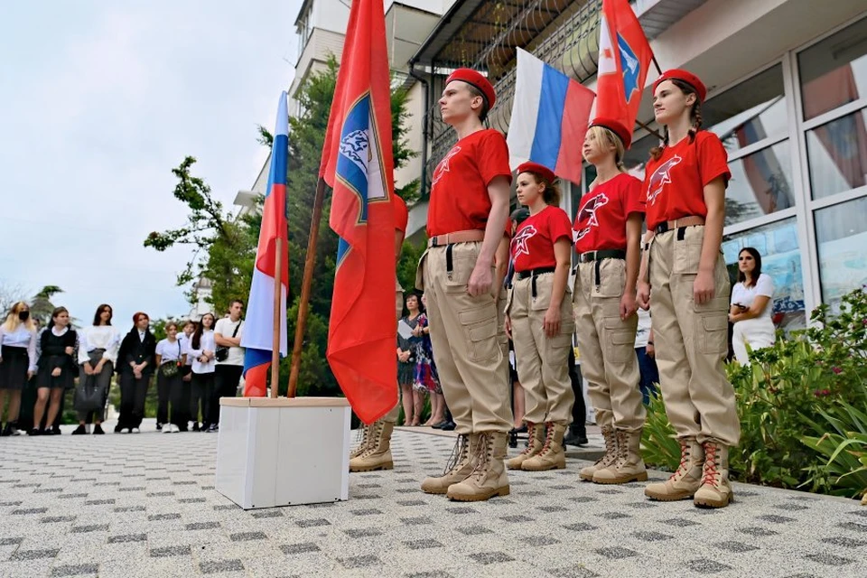 "Разговоры о важном" начинаются с гимна страны и поднятия флага. Фото: пресс-служба правительства Севастополя