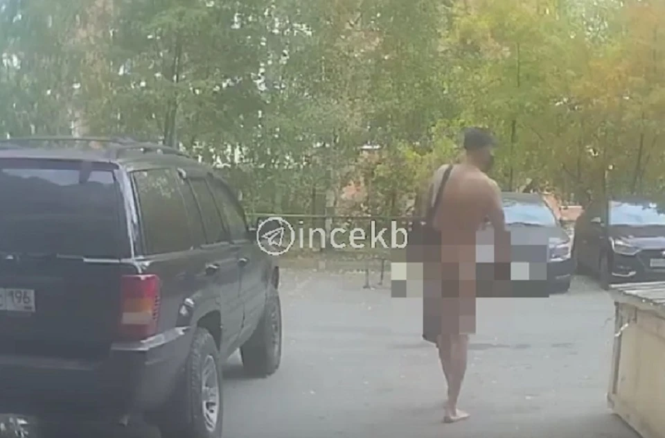 Помимо маски, у мужчины была кепка и сумка. Фото: скриншот видео паблика «Инцидент Екатеринбург» во «ВКонтакте»