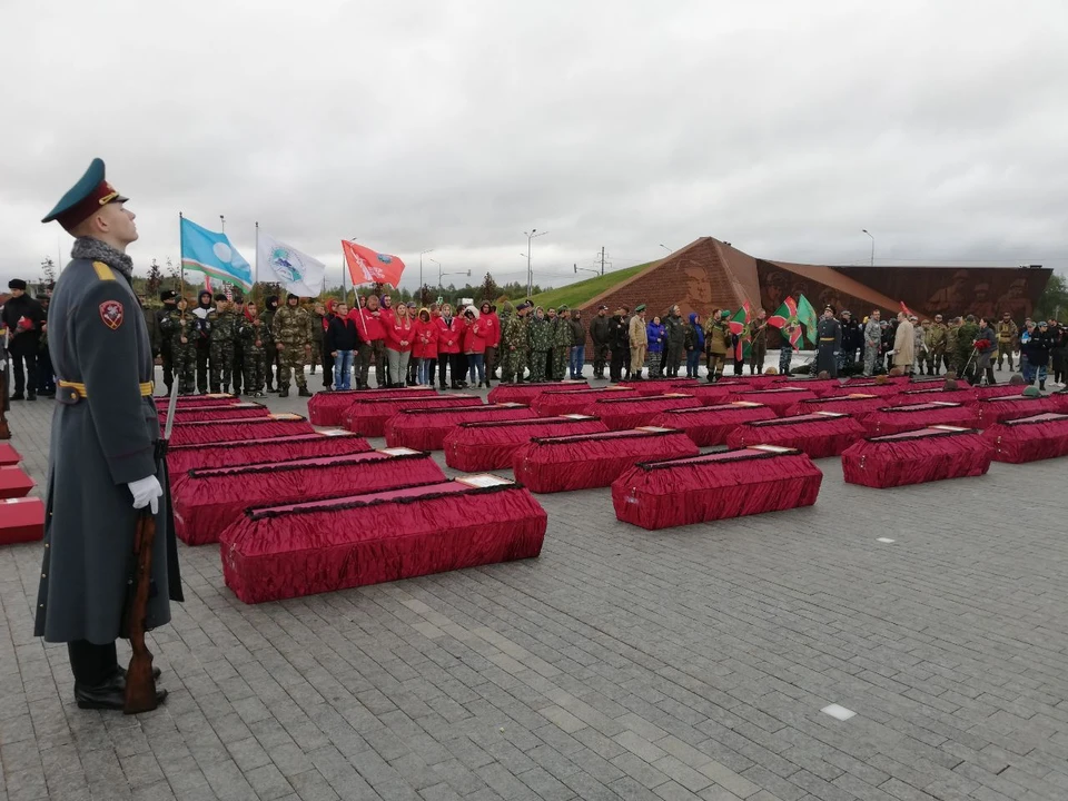 На Мемориальном кладбище в Ржеве состоялась панихида, останки воинов похоронили в братской могиле