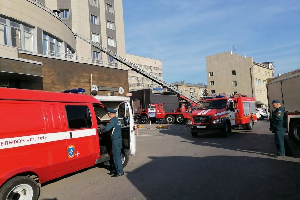 В Новосибирске вечером эвакуировали бизнес-центр «Кронос». Фото: ГУ МЧС по НСО