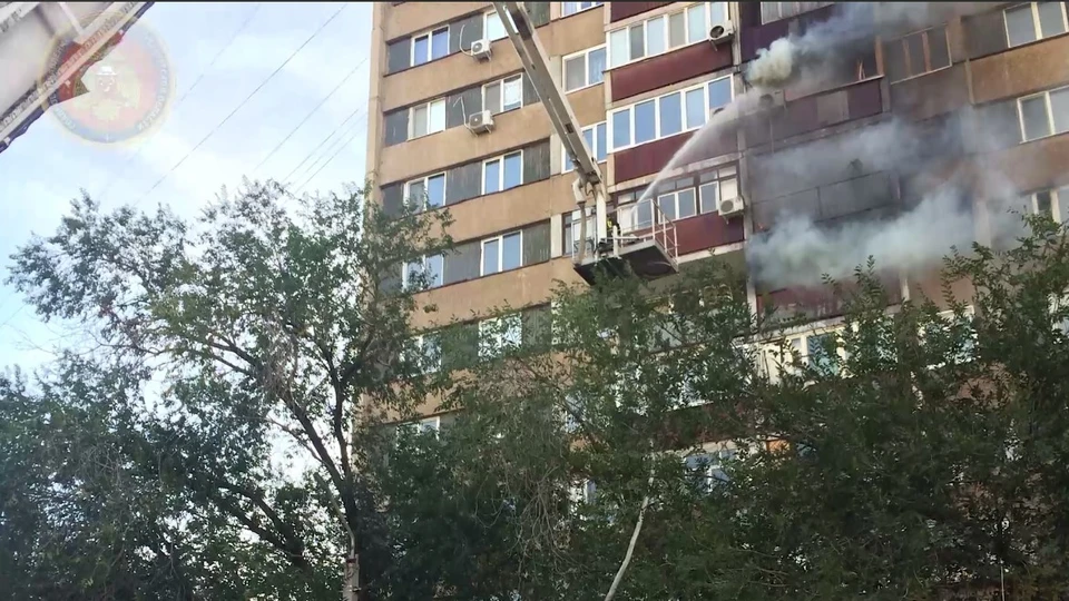 Пламя перекинулось на балконы 8 и 9 этажей