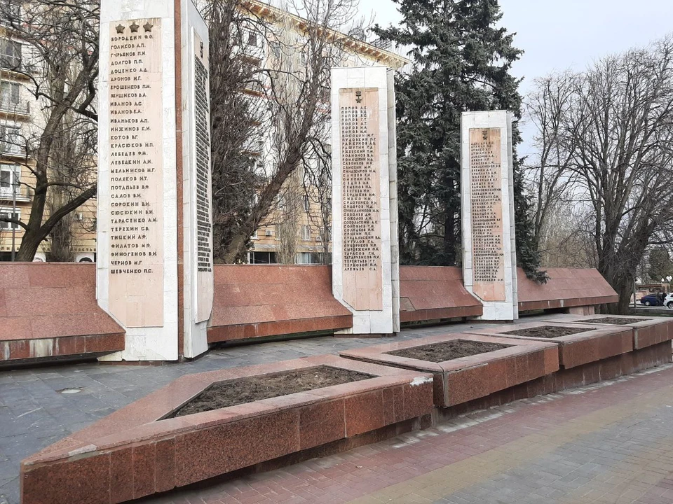 Два мемориала на аллее должны отреставрировать в этом году.
