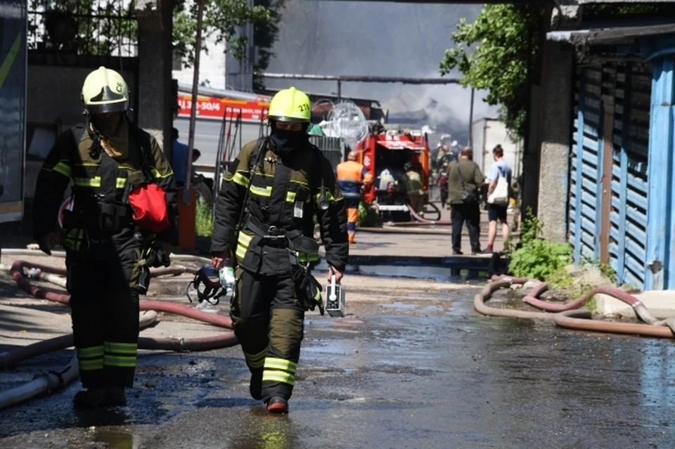В Ростове загорелось двухэтажное здание.