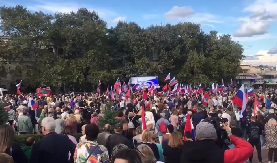 Митинг на площади Нахимова