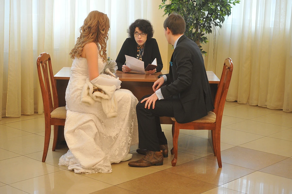 Работники ЗАГСа смогут принимать решения об ускоренной регистрации брака мобилизованных.