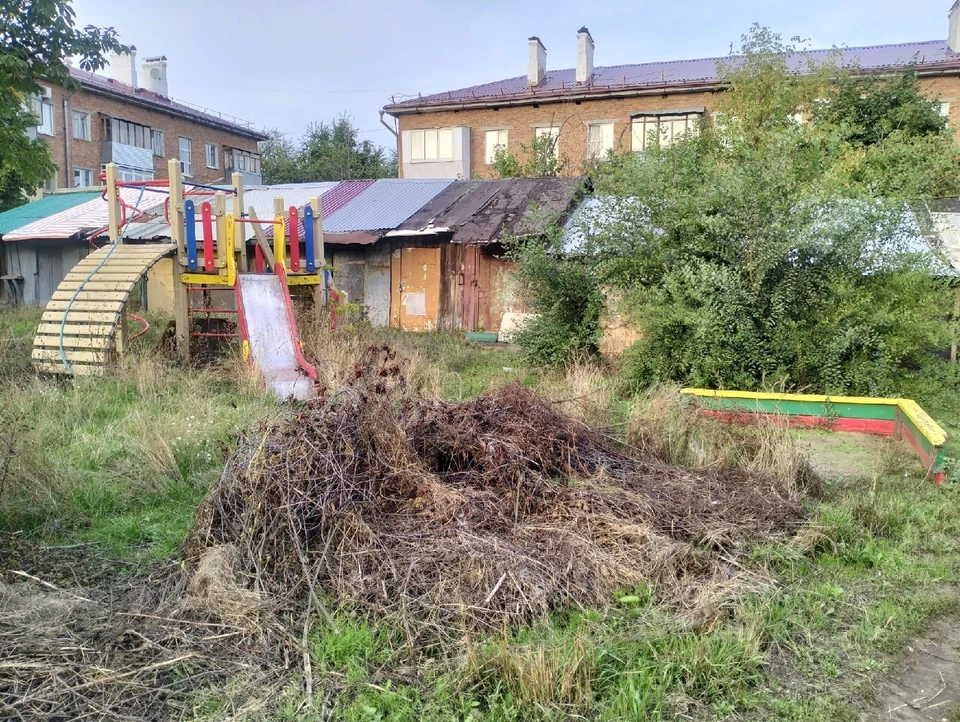 Детям приходится играть в соседних дворах, чтобы не получить травмы. Фото: "Подслушано Самара"