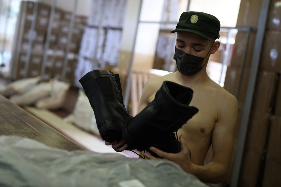 Находящиеся в запасе мужчины не ограничены в передвижениях. По крайней мере, пока.